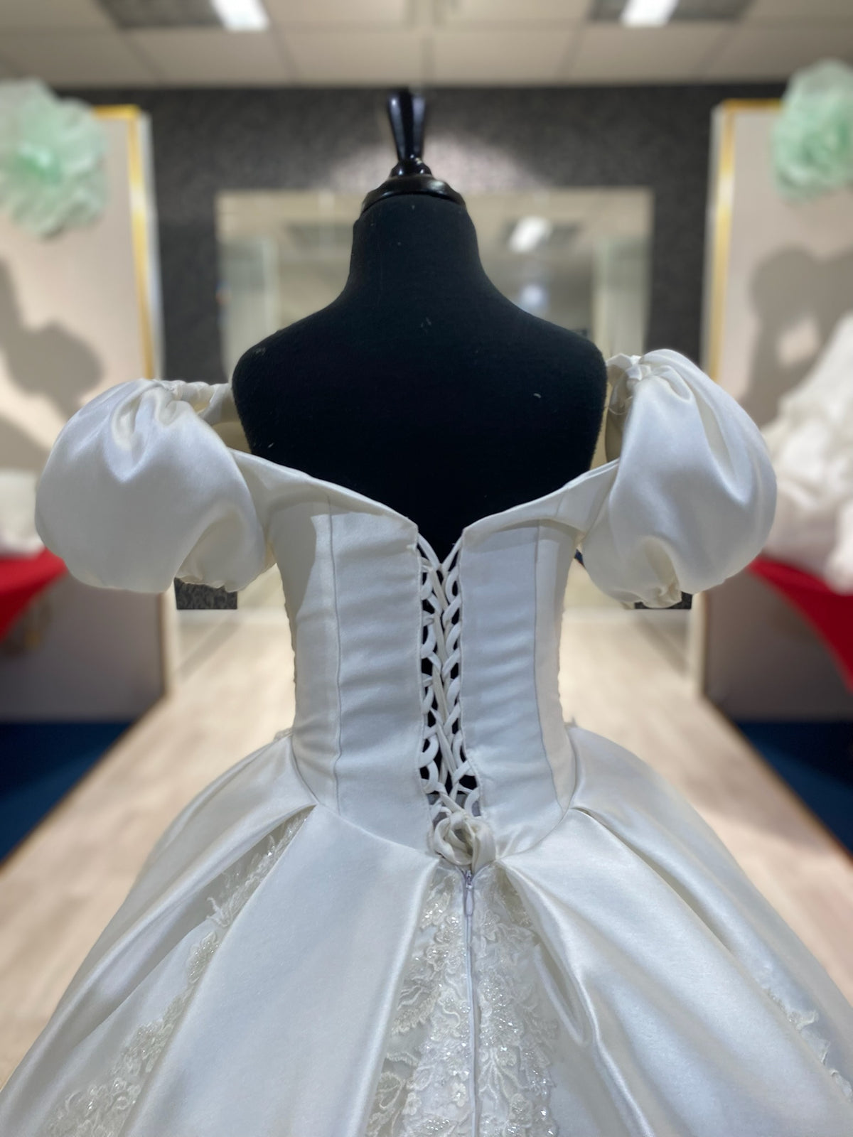 Lara👗 Off-White / 8-9 years