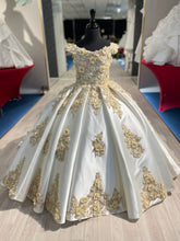 Load image into Gallery viewer, Regan👗 Ivory/Gold / 7-9 Years
