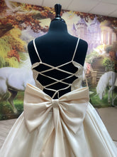Load image into Gallery viewer, Emma👗 13-14 years
