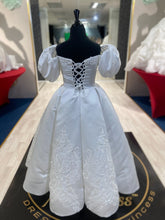 Load image into Gallery viewer, Khloe👗 Off-White / 7-9 years

