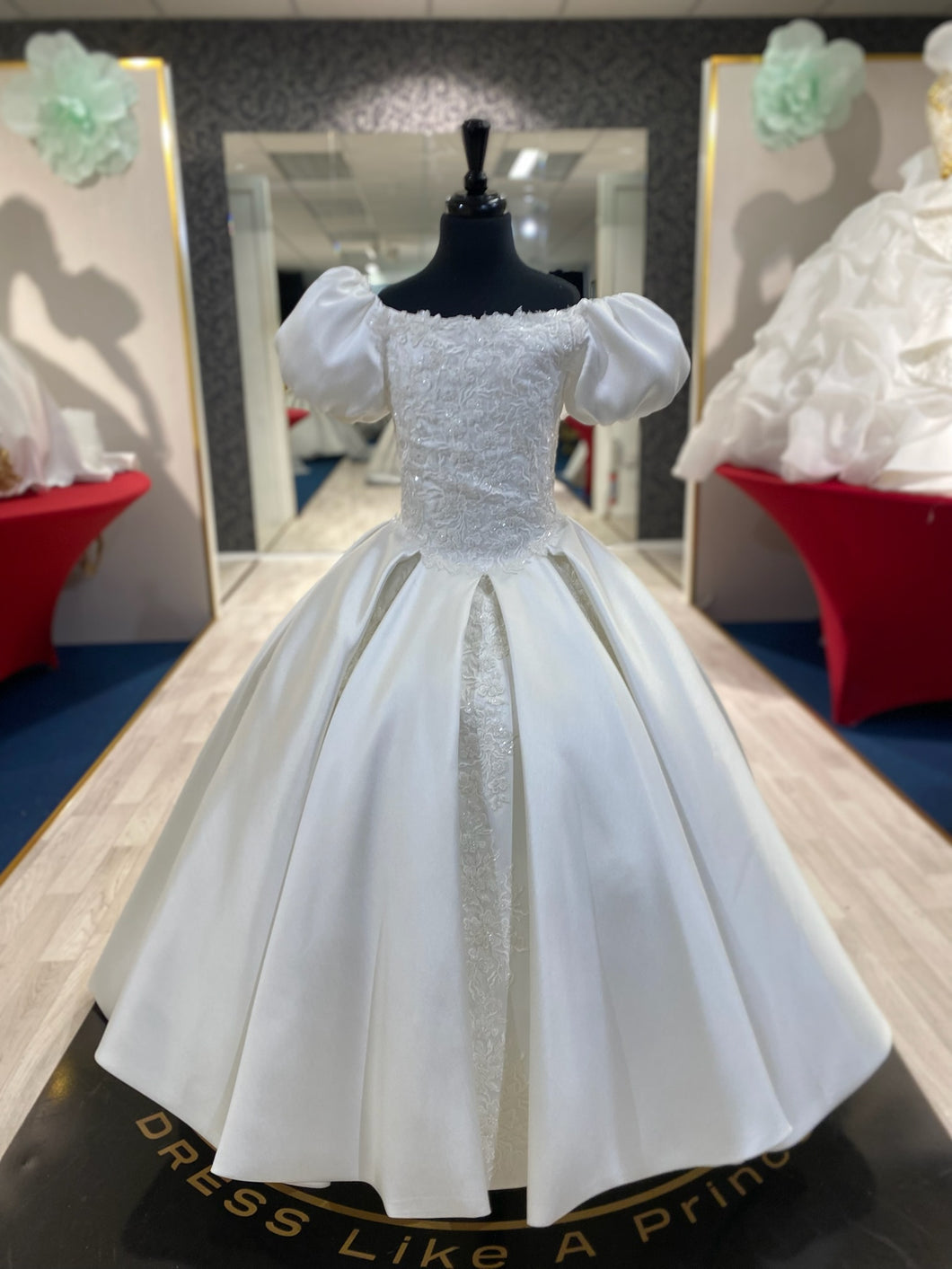 Lara👗 Off-White / 8-9 years