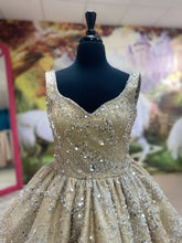 Load image into Gallery viewer, Taylor👗 13-14 years
