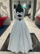 Load image into Gallery viewer, Emy👗 Ivory / 10-12 years
