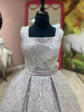Load image into Gallery viewer, Claire👗 12-13 Years
