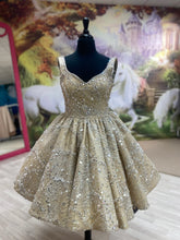 Load image into Gallery viewer, Taylor👗 13-14 years
