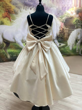 Load image into Gallery viewer, Emma👗 13-14 years
