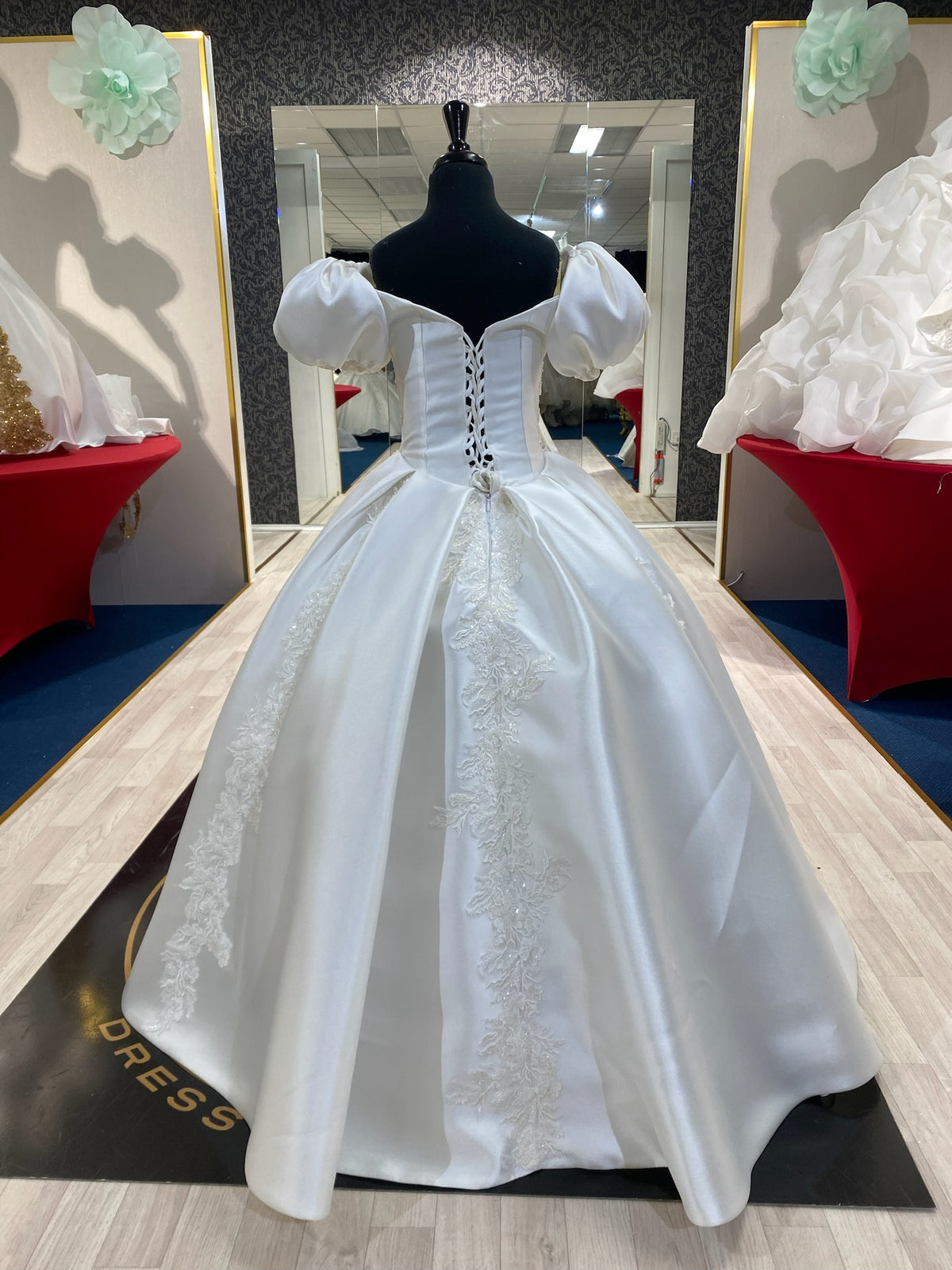 Lara👗 Off-White / 8-9 years