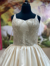Load image into Gallery viewer, Emma👗 13-14 years
