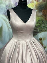 Load image into Gallery viewer, Dress (Size 42)
